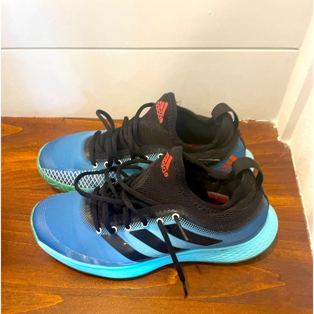 Adidas Bounce Size 7 tennis Sneakers